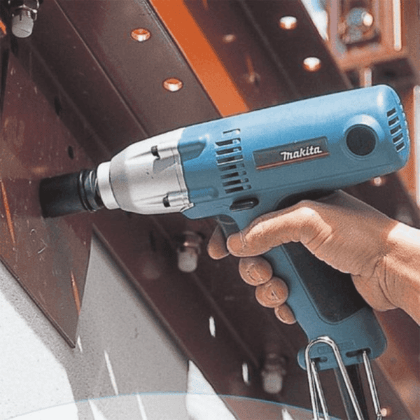 Masina de insurubat cu impact Makita 6953