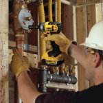 Mașină de înșurubat cu impact cu 2 acumulatori DeWalt DCF880M2