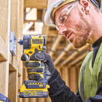 Masina de insurubat cu impact cu 2 acumulatori 5Ah DeWalt DCF870H2T