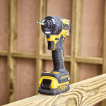 Masina de insurubat cu impact cu 2 acumulatori 5Ah DeWalt DCF870H2T